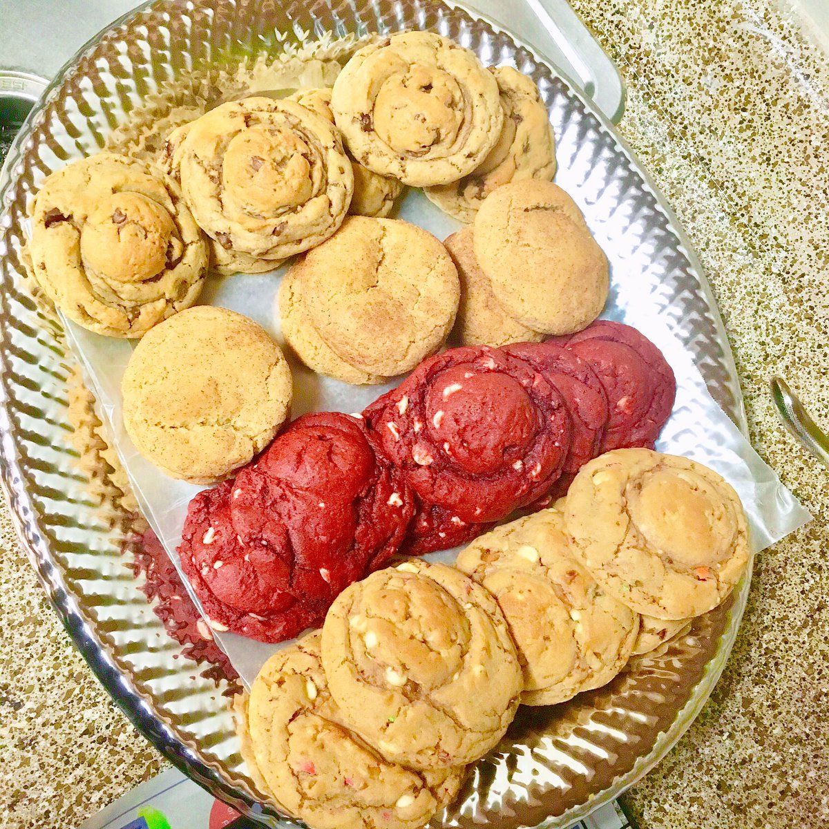 biitch_BiiteMe's tweet photo. #Houstonians PLEASE STOP & FOLLOW @ccookies9 ! Yummy, homemade, jumbo, soft-baked cookies ! #follobackforfolloback #newbusiness #Houston #cookies #delivery #cookietrays #treats #cookie-catering https://t.co/CF0pgzyy3l