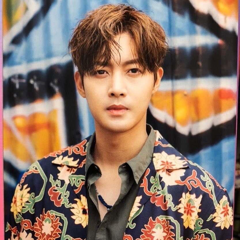 norletiCV's tweet photo. Ahí vengo otra vez a romper los cocos.. pero es que a poco no es el chico más hermoso del universo?
#KimHyunJoong https://t.co/1qAjLJdnWI