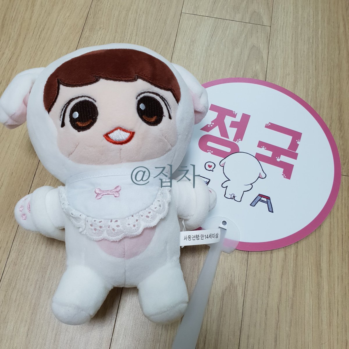 daebak_l's tweet photo. #방탄인형 #정국인형 양도합니다

× 꾸리미 택포 1.0
- 바디 + 턱받이 + 부채 + 스티커 + 전차스 + 자석 구성

DM보내고 멘션 남겨주세요
(DM 알람이 잘 안와요😅) https://t.co/2rQU9d17AY
