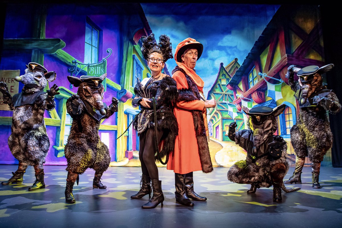 🚨 BREAKING NEWS 🚨 

WOLVERHAMPTON HAS BEEN TAKEN OVER BY AN ARMY OF GIANT RATS! 🚨 

Here we are trying to get on with our day when Queen Rat pops in to say “Hi-de-Hi!” with her rodent recruits! 🐀 

🎟 bit.ly/DickWhittingto…