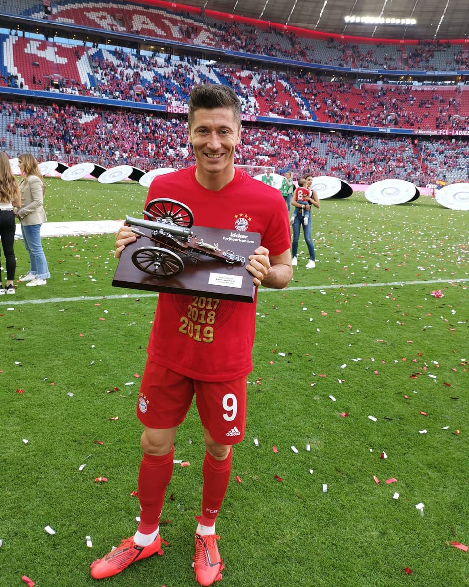 THAN__TL's tweet photo. 🎉 Happy Birthday Lewy 🎂🎁

 ❤ love you my bro 👑  

#HappybirthdayLewy ⚽❤ https://t.co/Lj6GRffrlr