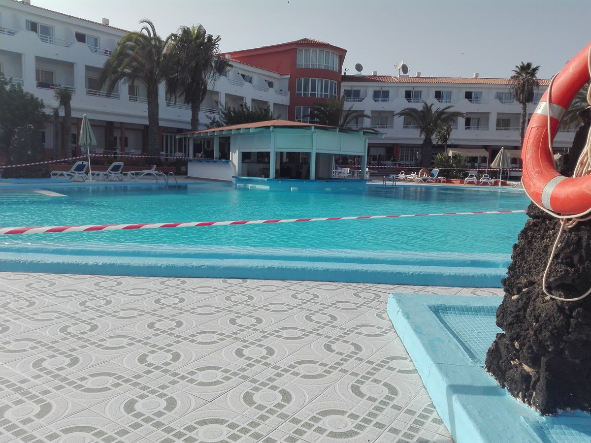 Bueno aquí tenemos unos de nuestros jugadores <a href="/GusanoHD/">Juan Lima | GusanoHD</a>  de vacaciones y la piscina a sido desalojada por objetos no identificando era un submarino nuclear negro flotando hasta mañana no esta operativa otra vez a jodido las ilusiones de <a href="/lombrizHD/">LombrizHD</a>