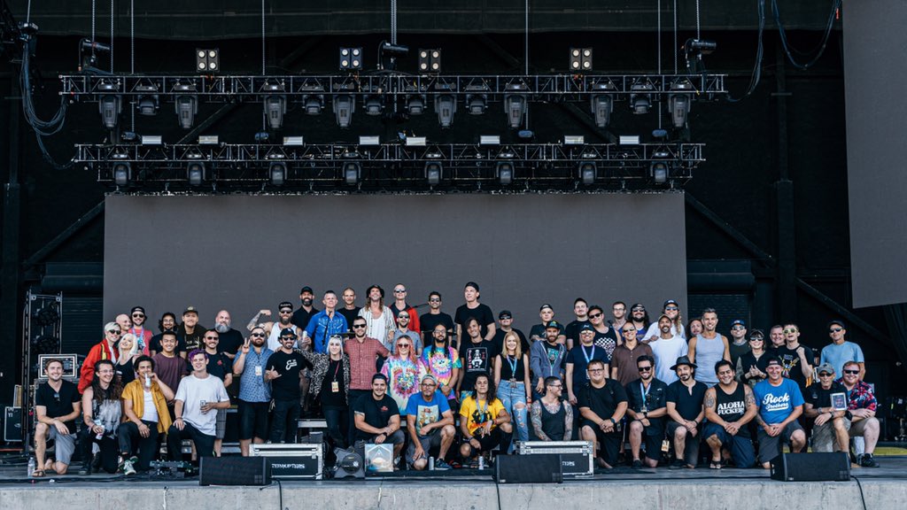 311's tweet photo. Our summer Voyage has ended. Big thx to our road crew who work such long days first in, last out and crush it every night! S/o to @dirtyheads, @Interruptweets, @DREAMERSjoinus @bikinitrill for kicking ass! And of course biggest thx to you who keep coming back to see us! 🙏 https://t.co/aWmo2vimUv