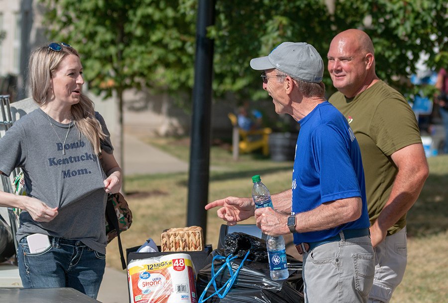 kentuckyalumni's tweet photo. Our UK Alumni Association crew, including President @taunyaphillips, helped out during Big Blue Move-in this morning. It was wonderful meeting so many of our new students & their parents! It was especially great having @UKYpres out greeting everyone. #WeAreUK #KWeek #BigBlueMove https://t.co/ZoTbbbdnKh
