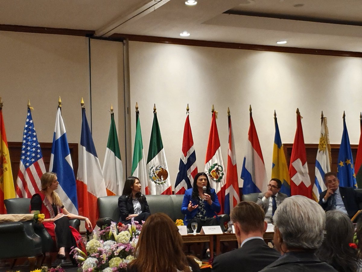 stephanielrm19's tweet photo. No son estrellas de rock, pero cómo sí lo fueran, los recibieron. #JuecesValientes
#FiscalesValientes
#CICIGSeQueda https://t.co/idzWGSFQJj