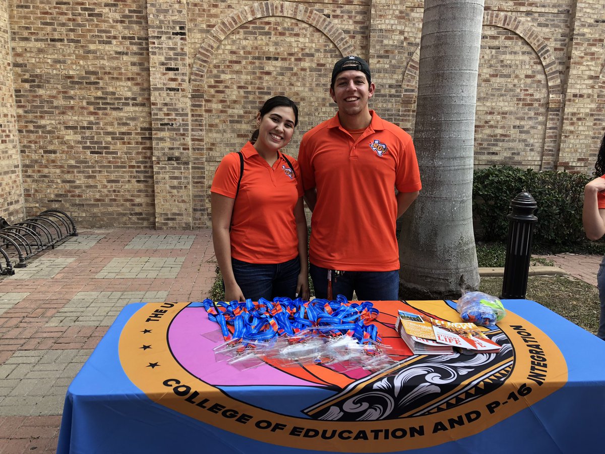 garciacriselda3's tweet photo. Ready to greet our @utrgvcep entering freshmen ✌🏼Vaquero Roundup 2019 #UTRGVTeaching https://t.co/fVuqIfgAgf