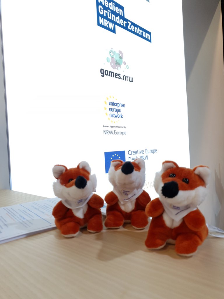 NRWEuropa's tweet photo. #BeAcleverFox sends greetings from #gamesmatch @gamescom. He is happy that #EENcanhelp with #matching many potential #cooperation partners from 40 countries 🤗🤗 Thanks to all partners for making those meetings possible. @EU_EASME @MedienNRW @CREATIVE_NRW @europe_creative https://t.co/IDDJxALBUm