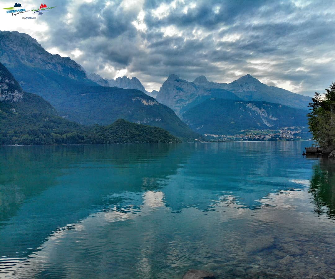 Lasciati cullare dal dolce suono dell'acqua... il miglior modo per concludere la giornata 😉
#buonaserata #lagodimolveno