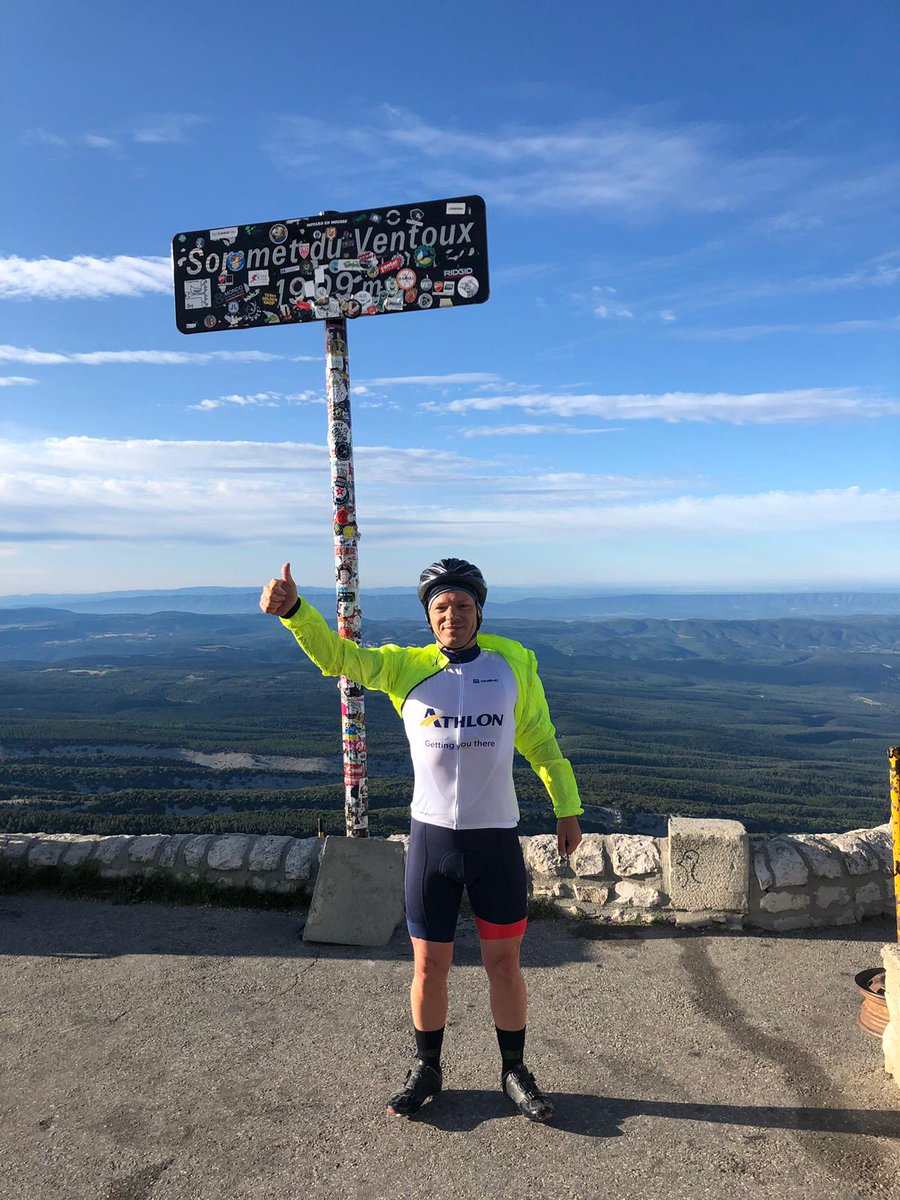 AthlonFrance's tweet photo. Dernière étape du #TDFAthlon2019 représentée avec honneur par Etienne qui a grimpé à #Vélo  les 3 côtés du Mont Ventoux en une journée : 137 KM, 4 400 m de dénivelé ! Bravo Etienne pour cette belle performance et ce titre honorable de... Cinglé du #MontVentoux ! !🤪💪🚵 https://t.co/qEzeizJUxV