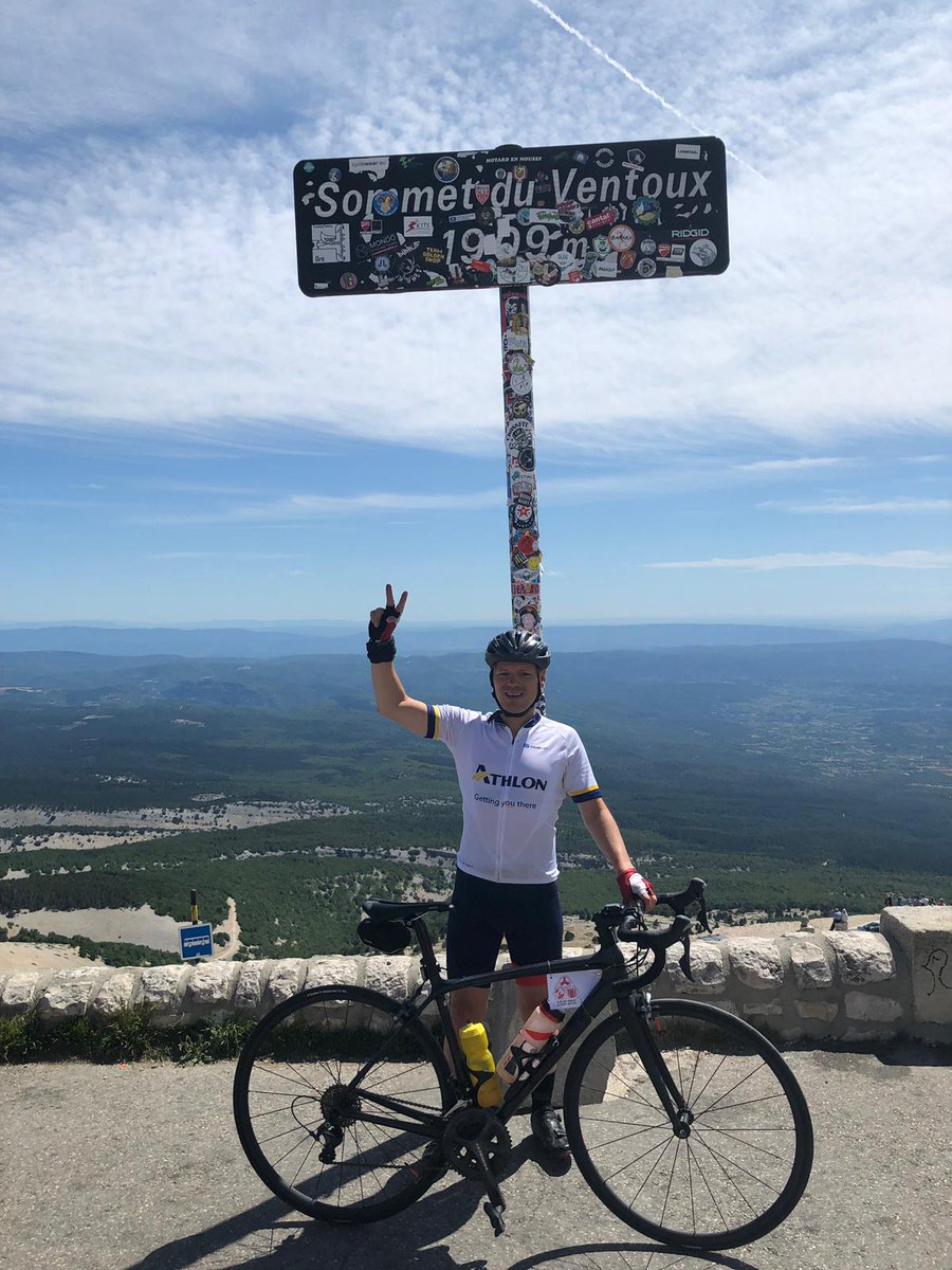 AthlonFrance's tweet photo. Dernière étape du #TDFAthlon2019 représentée avec honneur par Etienne qui a grimpé à #Vélo  les 3 côtés du Mont Ventoux en une journée : 137 KM, 4 400 m de dénivelé ! Bravo Etienne pour cette belle performance et ce titre honorable de... Cinglé du #MontVentoux ! !🤪💪🚵 https://t.co/qEzeizJUxV