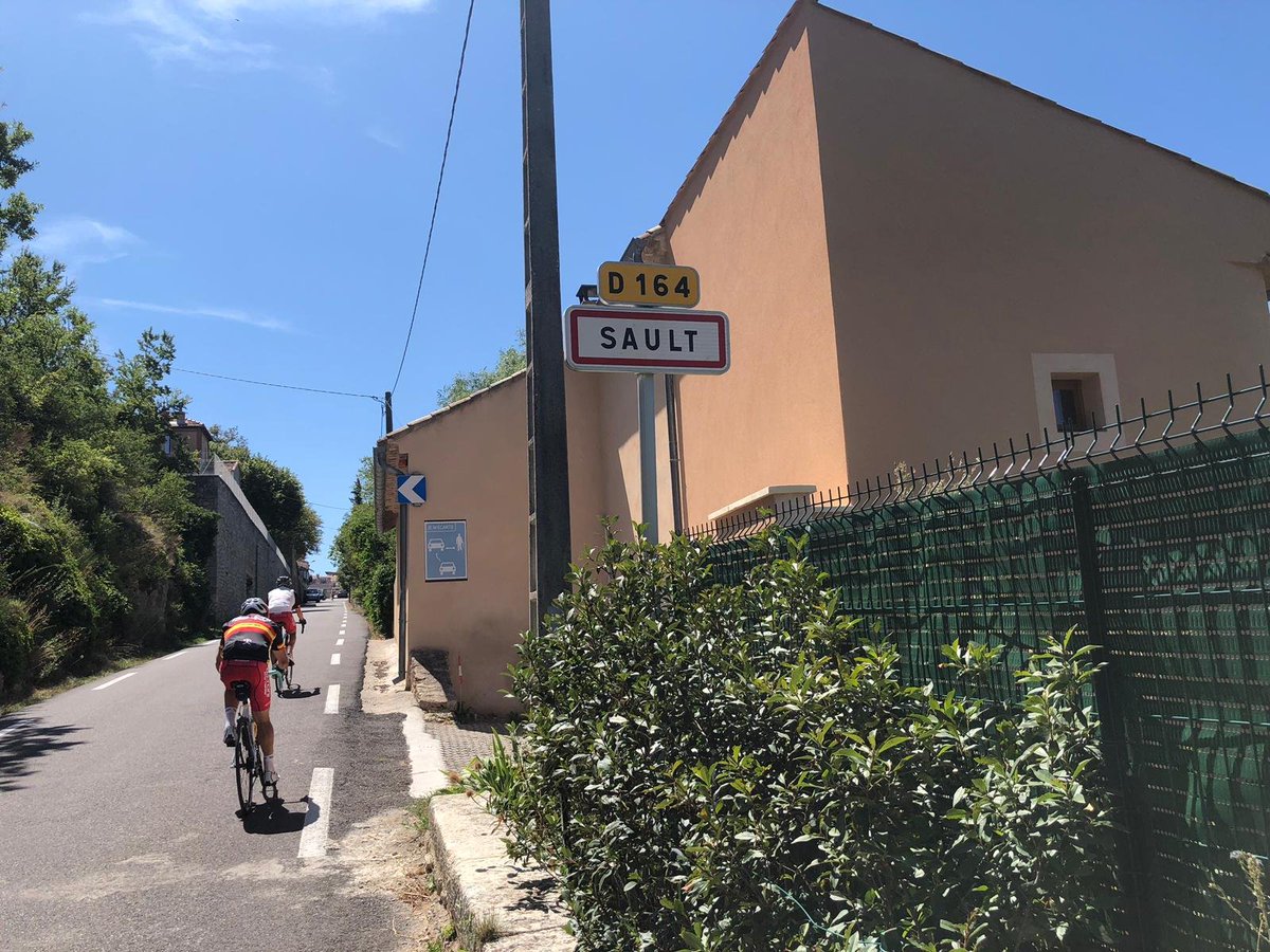 AthlonFrance's tweet photo. Dernière étape du #TDFAthlon2019 représentée avec honneur par Etienne qui a grimpé à #Vélo  les 3 côtés du Mont Ventoux en une journée : 137 KM, 4 400 m de dénivelé ! Bravo Etienne pour cette belle performance et ce titre honorable de... Cinglé du #MontVentoux ! !🤪💪🚵 https://t.co/qEzeizJUxV