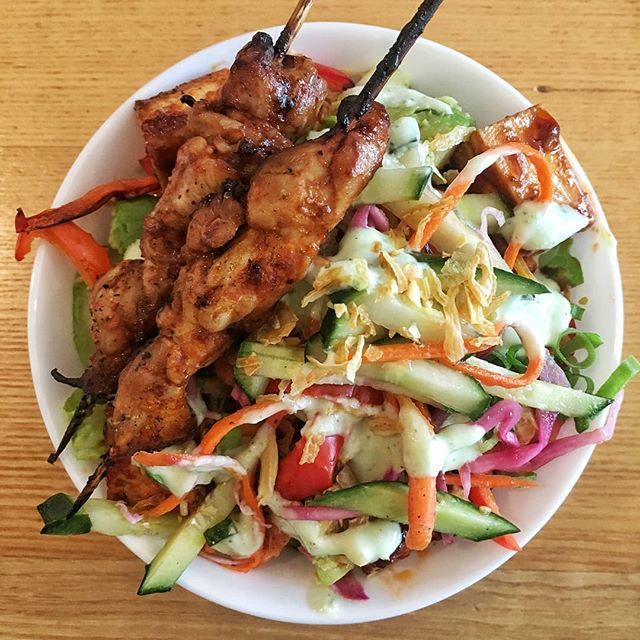 Ate too much this week? Feeling guilty? Try this Filipino BBQ salad bar at your next office lunch! Light and delicious for a midweek pick me up! 😇
#notacheatday #FeedTheTeam 
#wednesdaymotivation #humpdayvibes #dewhaustoronto #Epiclunch #officecateri… ift.tt/2HhV3zd