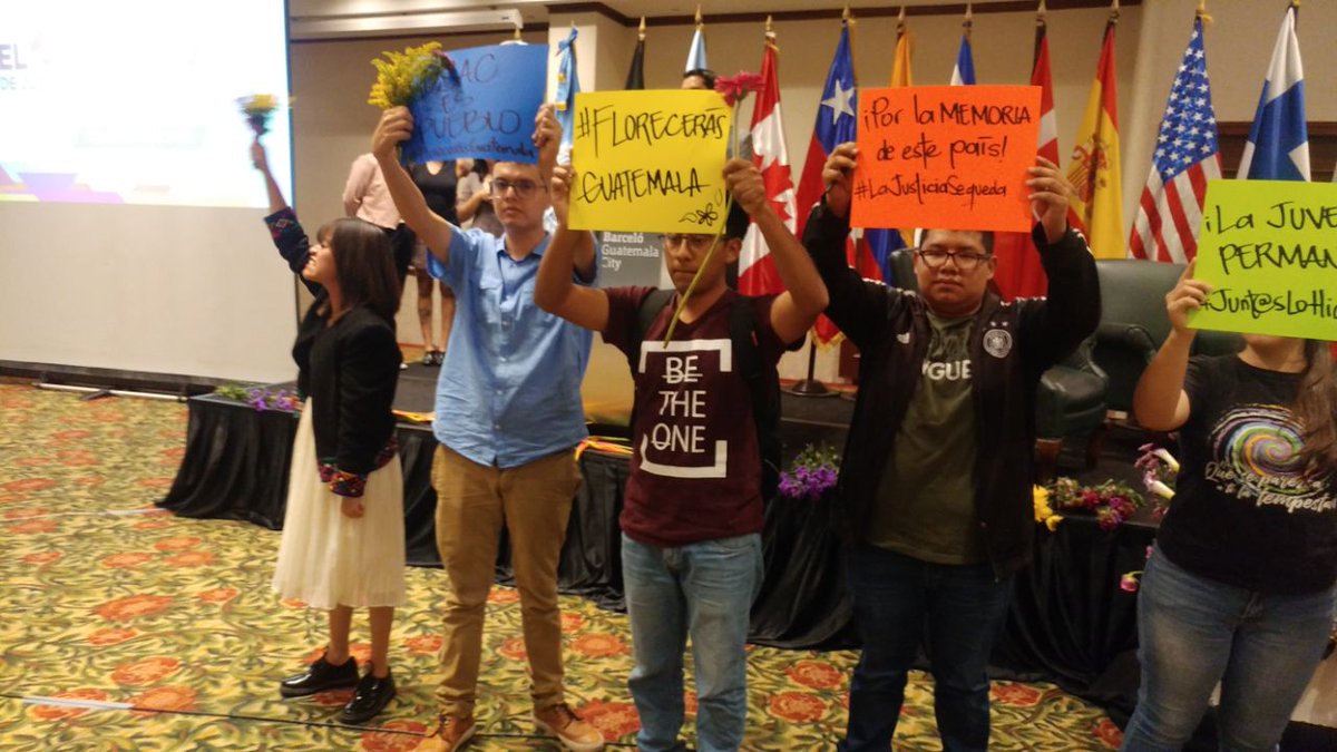 UsacEsPueblo's tweet photo. Presentes en informe de @CICIGgt.
Más que solo agradecer y participar en una "despedida", es para decir que las y los sancarlistas seguiremos aquí, en las luchas que vengan.
Porque aunque hemos podido elegir, siempre hemos elegido estar del lado del pueblo #FlorecerásGuatemala https://t.co/K7Yzjzi6mA