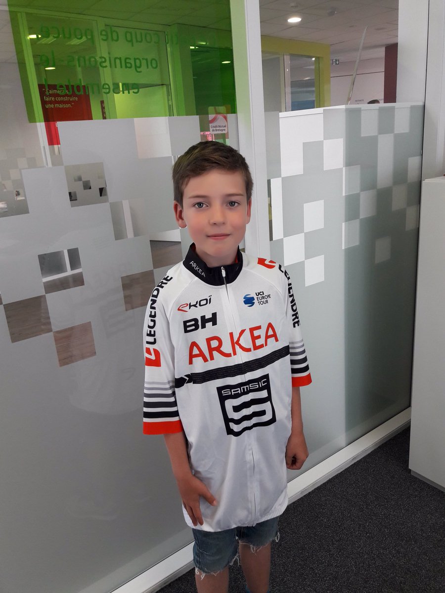 Bravo à Noé qui a remporté le magnifique maillot de la team Arkea @Arkea_Samsic. Un peu grand pour le moment mais il sera sûrement à ta taille dans quelques années sur le tour <a href="/LeTour/">Tour de France™</a>. <a href="/CLannilis/">ccm lannilis</a> <a href="/cmarkea/">Crédit Mutuel Arkéa</a> <a href="/ludi29200/">LUDI™❤️</a> <a href="/myriamroudaut/">Myriam</a>
