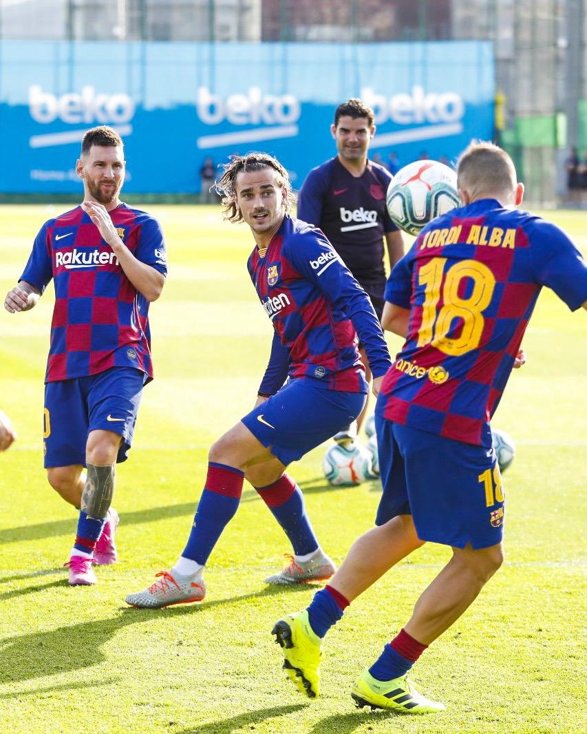 Barcelona på Twitter: "😊 #Messi 👀 @AntoGriezmann ⚽️ @JordiAlba https://t.co/6nW5zKaGZh" / Twitter
