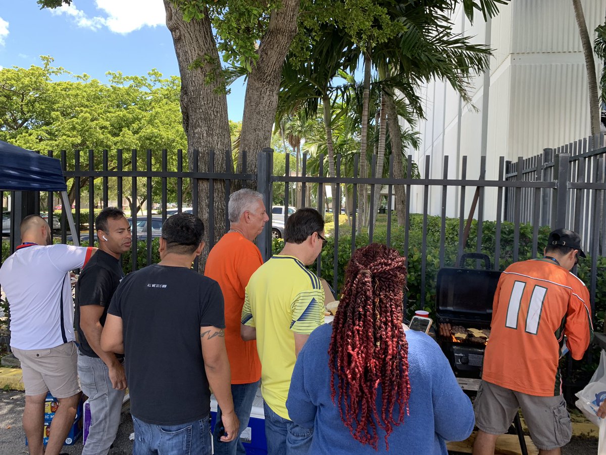 Ceeport1218's tweet photo. Employee appreciation week thank you Tuggle Nation thank you management team for making this day special for our employees @GonzalezOralia7 @TheIvanLacayo @PeterFDiaz @anthonyetuggle #TUGGLE NATION #Miami MSS @EdgarTalavera87 # FSU #1 https://t.co/9qZe5WrYMj
