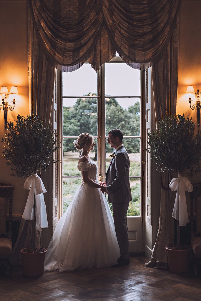 Styling it out...with style @hchevents #wedding #weddingideas  #amazinglight  #weddingphoto  #londonwedding #realwedding #weddingphotography #amazingweddingvenues #weddinginspiration #windowlight #surreyweddingphotographer #hamptoncourthouse #surrey #quintessentiallyHampshire