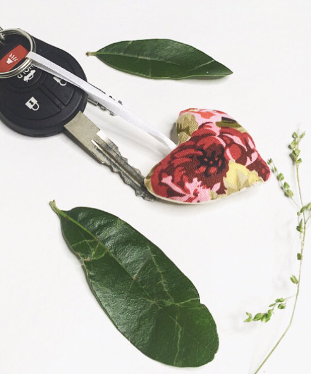 memories_mama's tweet image. Keeping your memories close to your heart ❤️

Take your beautiful memories everywhere you go with a Memory Heart Keychains made with your beautiful fabrics. 

#keychain #memoryheart #giftideas #memorialgift #inmemory #memorial #handmadegifts #birthdaygift #christmasgift