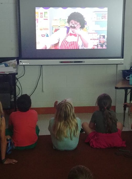RabiaDaim's tweet photo. Sortie avec mes élèves du camp de littératie au @LoblawsON au Kingston Center pour faire une chasse aux aliments des groupes alimentaires et ils ont A-DO-RÉ!🤩 Discussion des bons aliments avec une vidéo de mini @TFOCanada. Puis préparation et dégustation d'une salade de fruits! https://t.co/yq50nqpukx