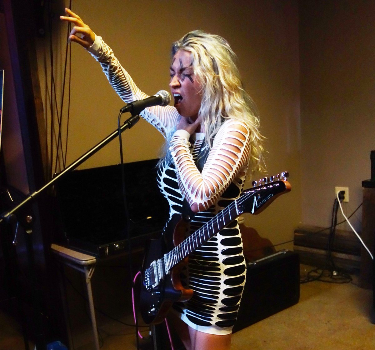 bp_three's tweet image. Caught in a chokehold for #MetaNight 👽#MetaDead #thedeaddeads #GirlTourXX @phlegm420 @DragonsRoseRed @jesterjames93 @karmasugarplum @imissguinness @matthewryan15 @chakno667 @PoppaDead @xxtakeiteasyj @Zombie_hunter73 @AbductDead @pigmeocosmico @Eragondead1124 @danettewill