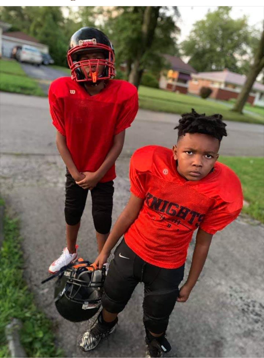 roxhayes's tweet photo. ALL my fam is ready for football! πΆ#Bulldogs π#Longhorns π¦#PR19E https://t.co/MW48mGtRcz
