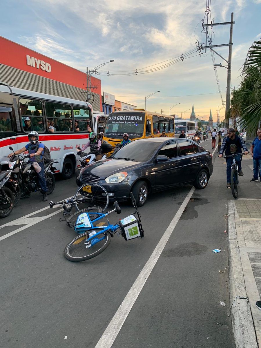 juantrochas's tweet photo. Nos sigue matando el afán, y el espacio creado para los ciclistas invadidos por motos y carros de gente que no le importa la vida de los demás !!! Hasta cuando ? @sttmed https://t.co/aQYWd9K66B