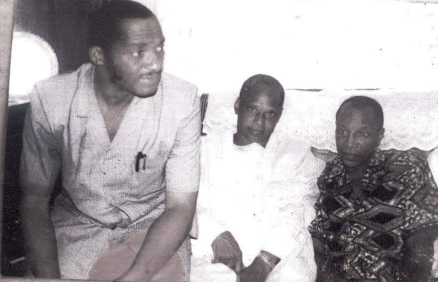 "Feu Keïta Assan Abraham, Diallo Souleymane administrateur du groupe de presse Lynx-Lance &amp; <a href="/AlphaCondePRG/">Pr. Alpha CONDÉ</a> après sa sortie de prison a la sûreté.
L'opposant a l'époque était venu remercier le journal qui a été un de ses plus grands défenseurs"<a href="/Thianguel/">Soulay Thiâ'nguel</a>

L'histoire est têtue.