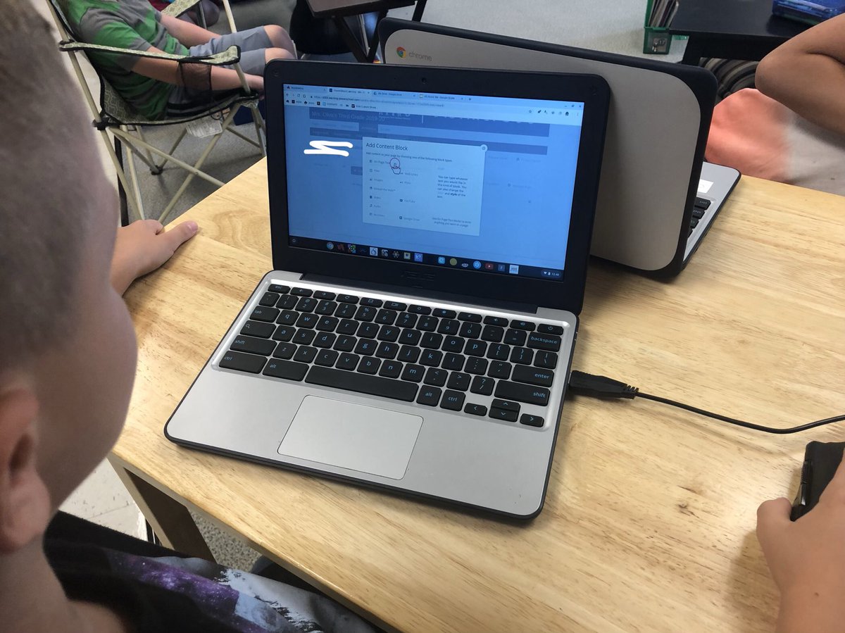 D300Digital's tweet photo. #3rdgrade using @haikulearning #wikiprojects to introduce themselves to their classmates #creativecommunicator @d300LES #d300learns #d300dlc @APascoEdTech @juliegard300 https://t.co/cAAZU03Tx4