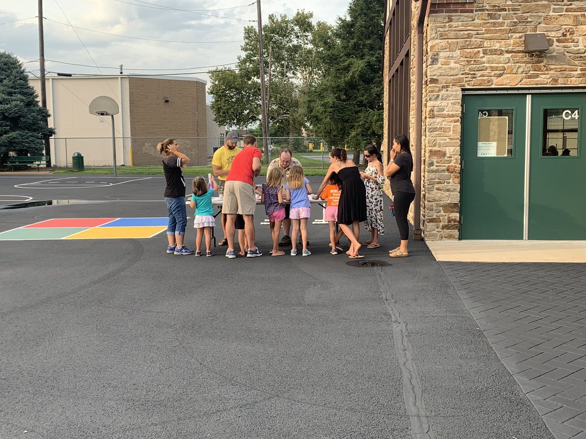 NicoleReinking's tweet photo. Tonight’s PTO-sponsored Ice Cream Social at Brecht was AMAZING! Fantastic turnout, incredible families, &amp; cool treats on a hot summer evening!🍦❤️☀️#LetsGetThisYearStarted #Giddyup #BrechtPride https://t.co/OQr1C5xZBi