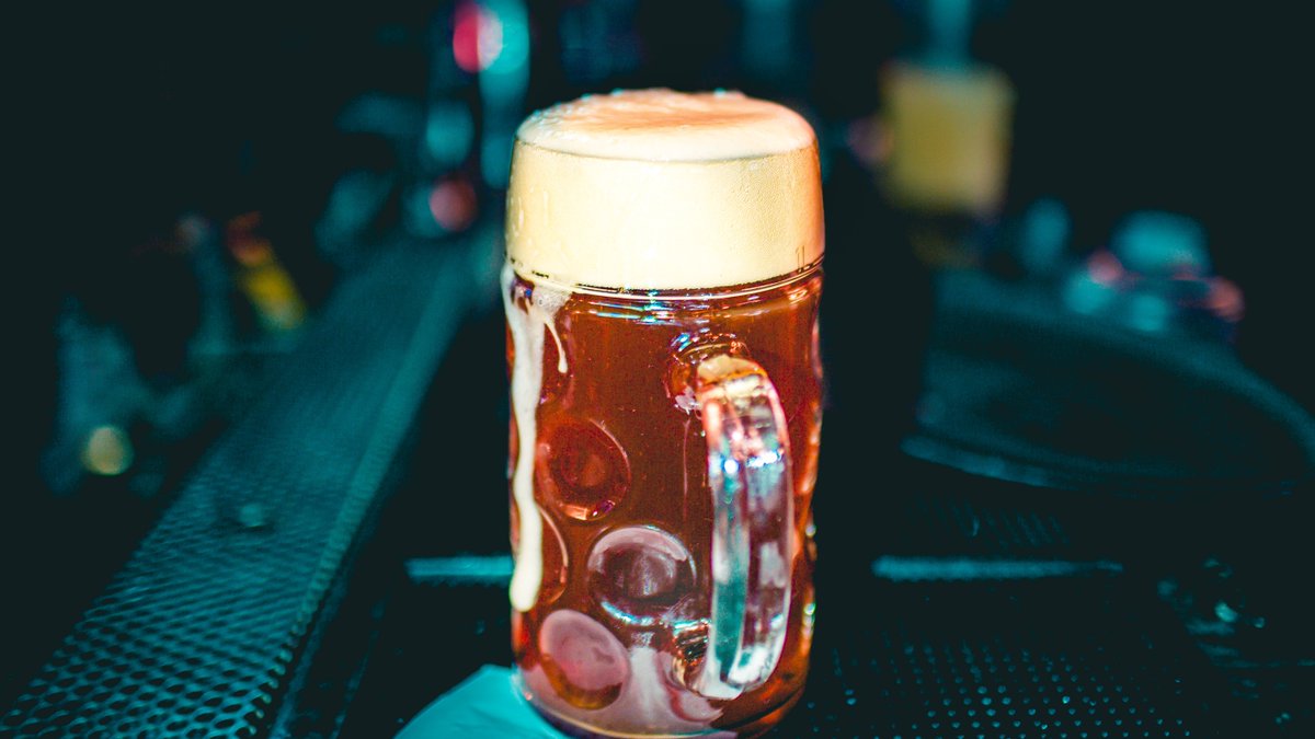 ⋰★⋰𖣥⋰★⋰ Original taste, classic <a href="/SamuelAdamsBeer/">Samuel Adams Beer</a> in a stein #specials #Hennesseys #octoberfest 💯🍺 #HennesseysTavern ◽️⋆⛱️⋆◽️ ✰⋆†☘️∷ #IrishForAll #visitcalifornia #OrangeCounty || 📸 @ryanfranklinlang