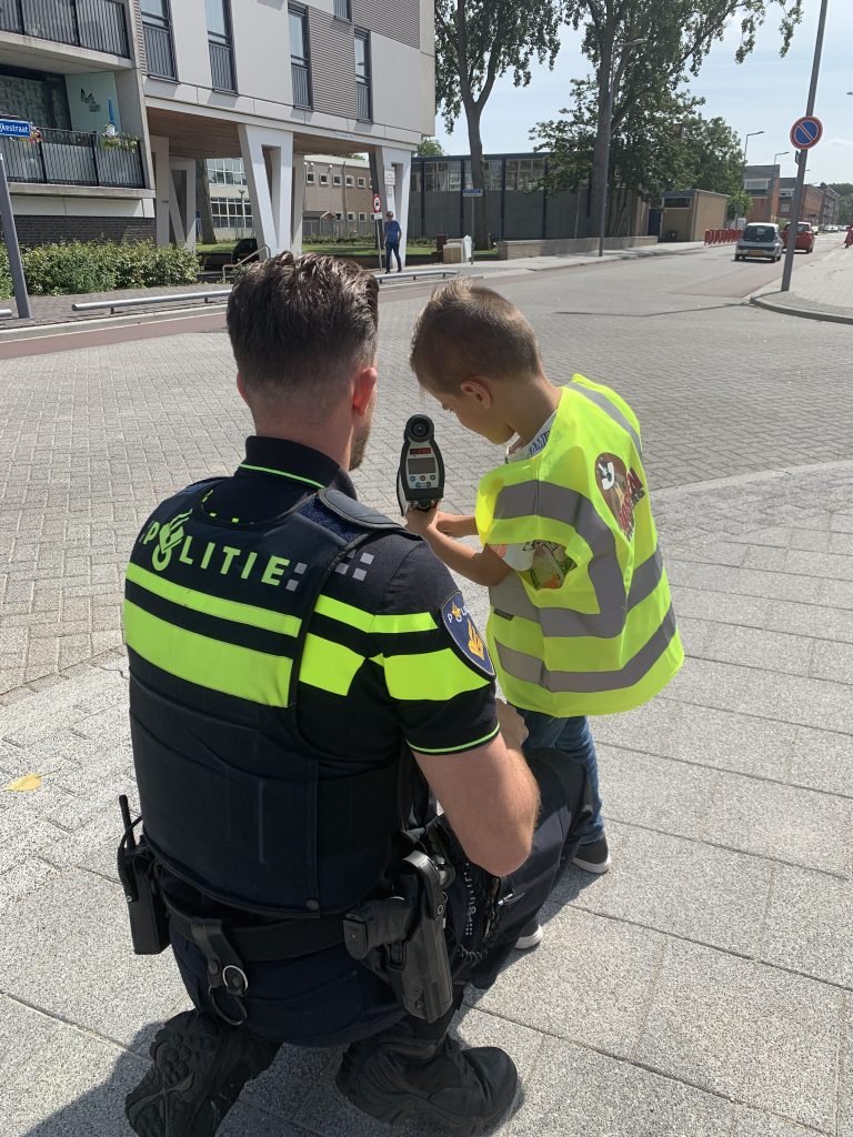 De Dassenwachters hebben vanmiddag #Pendrecht veiliger gemaakt. Heerlijk. Wijkreporter Lotte van <a href="/Pendrecht_/">LikejeWijk Pendrecht Zuidwijk</a> heeft de middag top in beeld gebracht:likejewijk.nl/pendrecht/dass…. Bedankt allemaal. #Alsjegoedkijktziejemooiedingen. Let op! Dit najaar met de Dassenwachters naar #Zuidwijk.