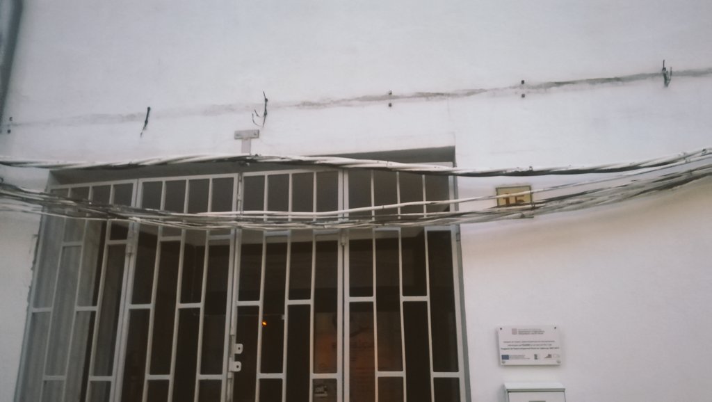 ebreal3's tweet photo. Es una vergonya que truquis a @Endesa per que arreglin el cablejat i et passin d' un telf a un altre. La resposta final "si en 25 dies no han vingut torna a trucar-nos".
.
.
.
#ebreal3 #espaicubTivissa #vergonya #endesa #cablespenjant #cobrarsiqueensaben #tivissa
#gimnàs https://t.co/XImoWixtjr