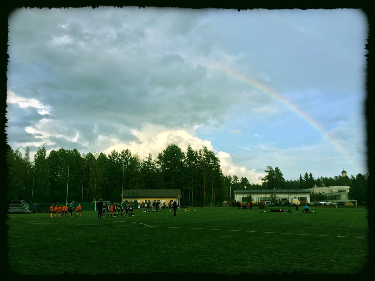 JyPk09's tweet photo. Sateenkaaren (ja välillä vähän sadepilven) alla pelattiin tänään Laukaassa. Tiukoissa otteluissa vastassa oli Laukaan ja Jämsän pojat. ⚽️⚽️⚽️ #jypk #jypk09 #voimallavihreänsydämen https://t.co/VN6F4OGo4e