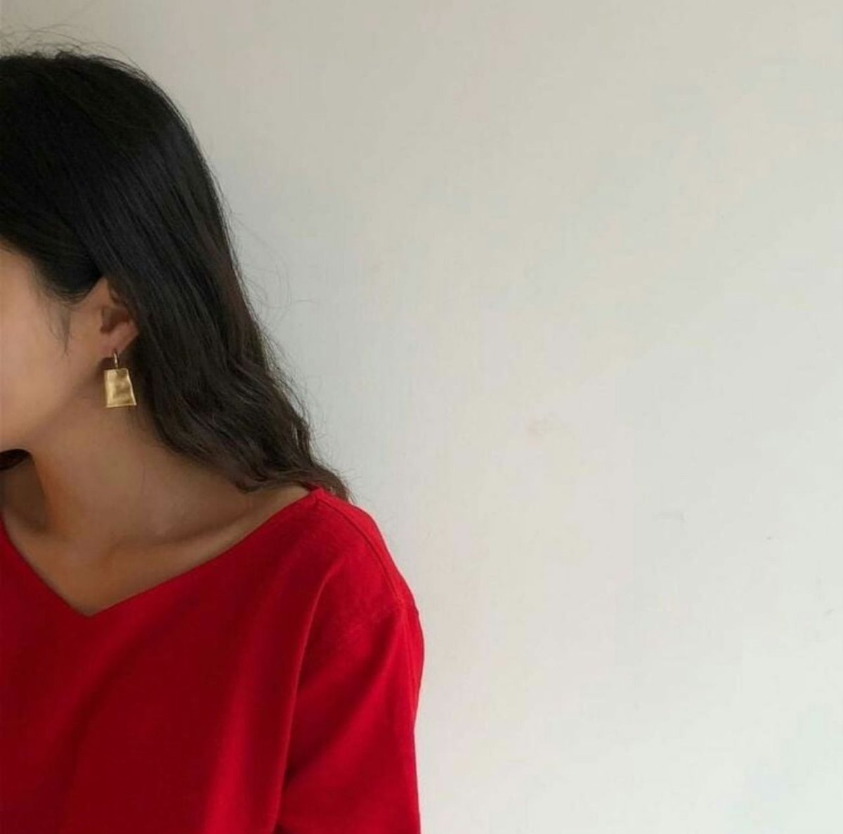 المرأة القوية
هي التي يكون بداخلها وجع كبير
و تخرج للجميع ملكة و كأن شيء لم يحدث