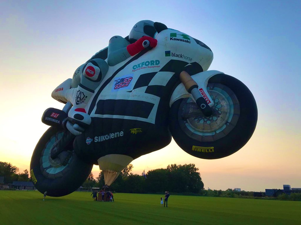 Onverwacht bezoek vanavond op ons grasland. #ballonfiestabarneveld #lindstrandlblmotorbike #niettemissen #veluwe