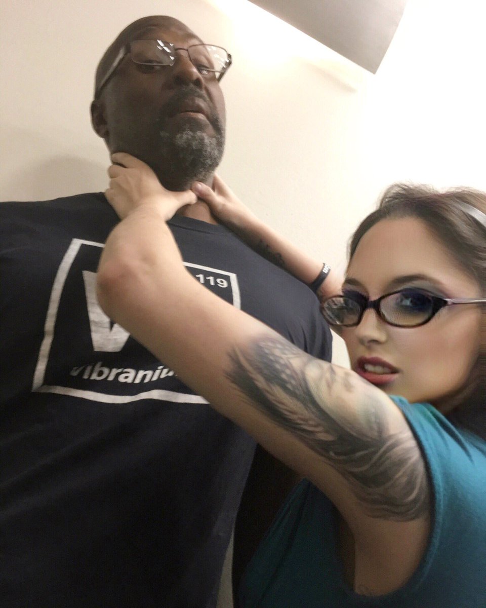 PhysicsMermaid's tweet photo. Me vs. #WrathJamesWhite at #KillerCon 2019. The tables have turned, my giant, muscular friend. https://t.co/HC3etcVpDw