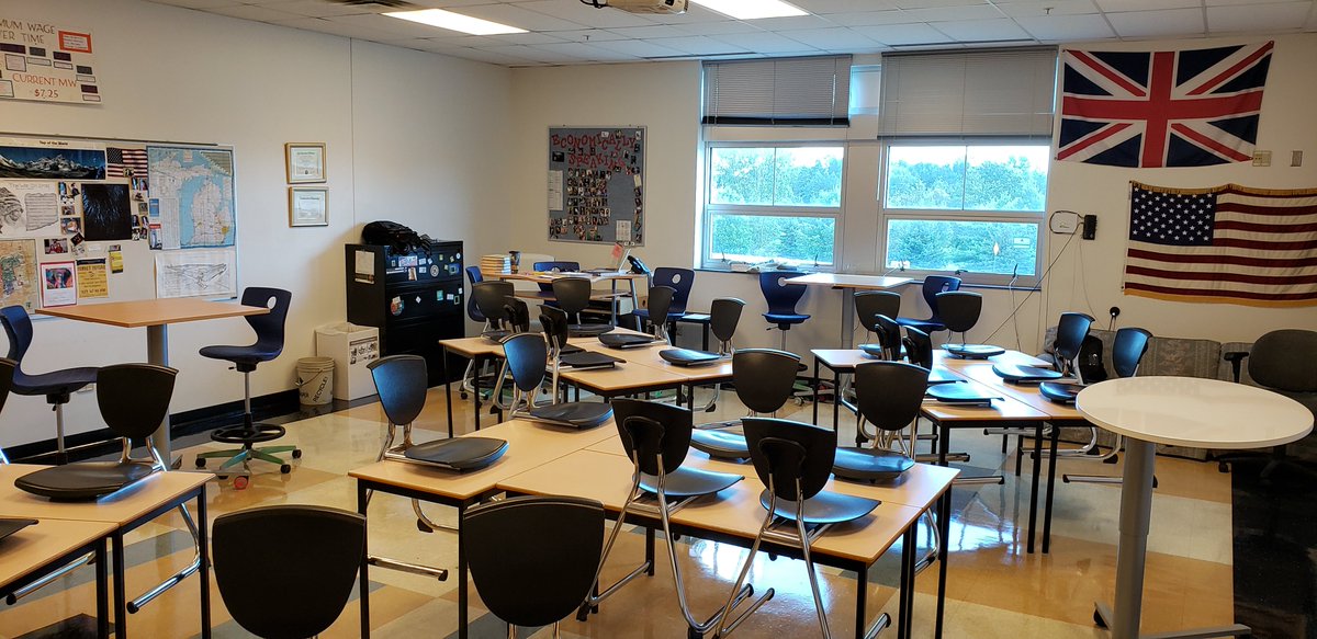 kzeconshs's tweet photo. I don't always post 21st century learning pictures, but when I do, it looks something like this...#shslearn, #econrules https://t.co/q4XV9b3N9x