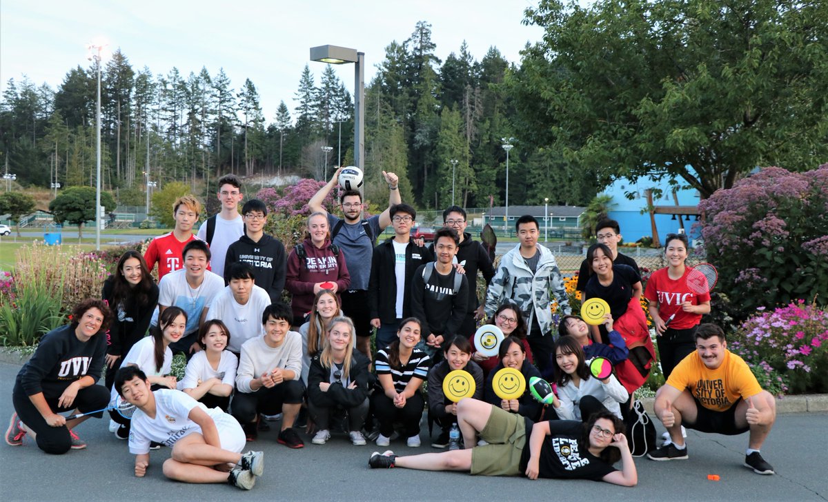 UVicSummerProg's tweet image. The August #ISIBM group had a fabulous evening of pizza and games. What a great night to have before the final exam and group presentations. #summerstudies @GustavsonUVic #studyincanada @uvic