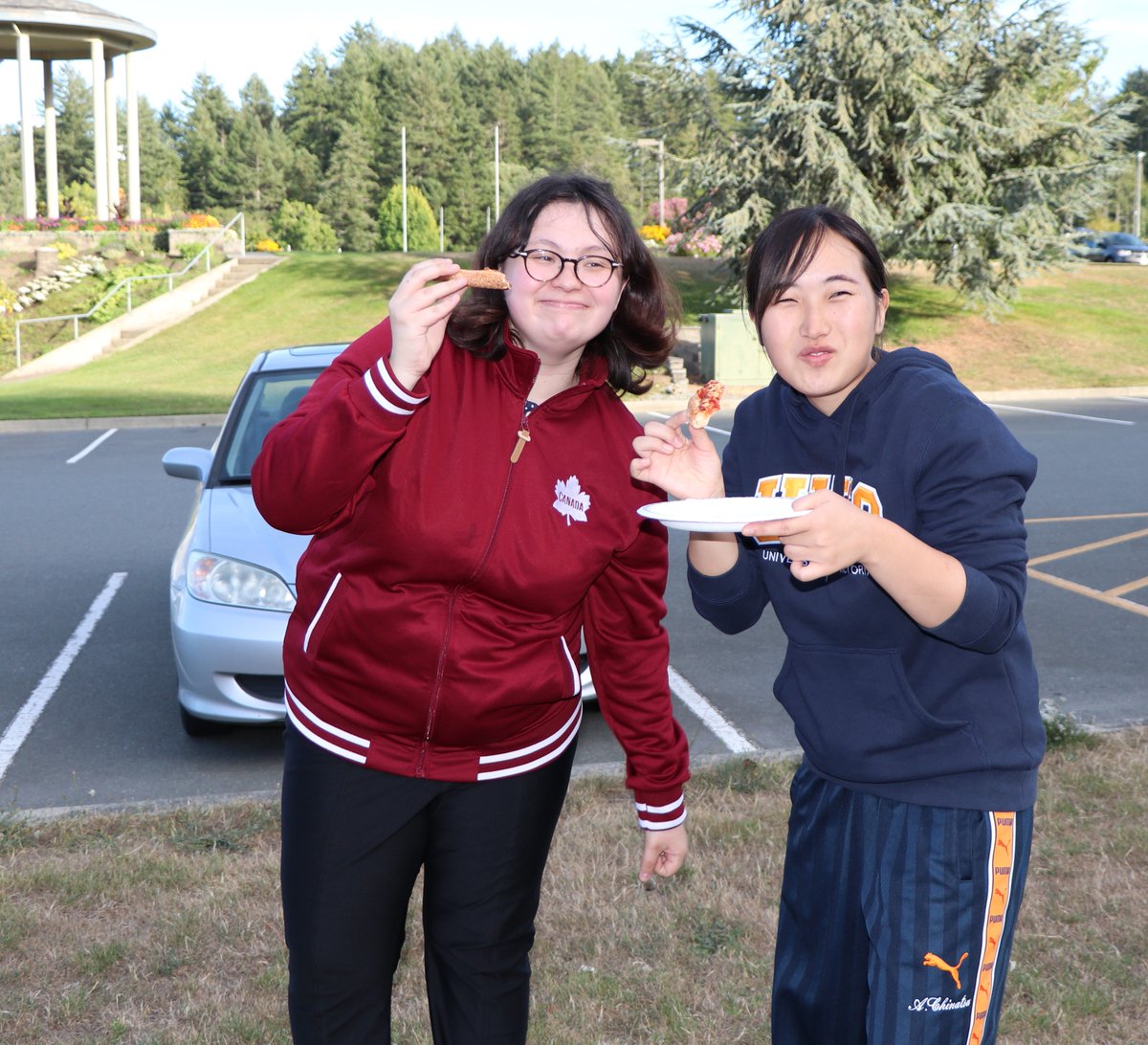 UVicSummerProg's tweet image. The August #ISIBM group had a fabulous evening of pizza and games. What a great night to have before the final exam and group presentations. #summerstudies @GustavsonUVic #studyincanada @uvic