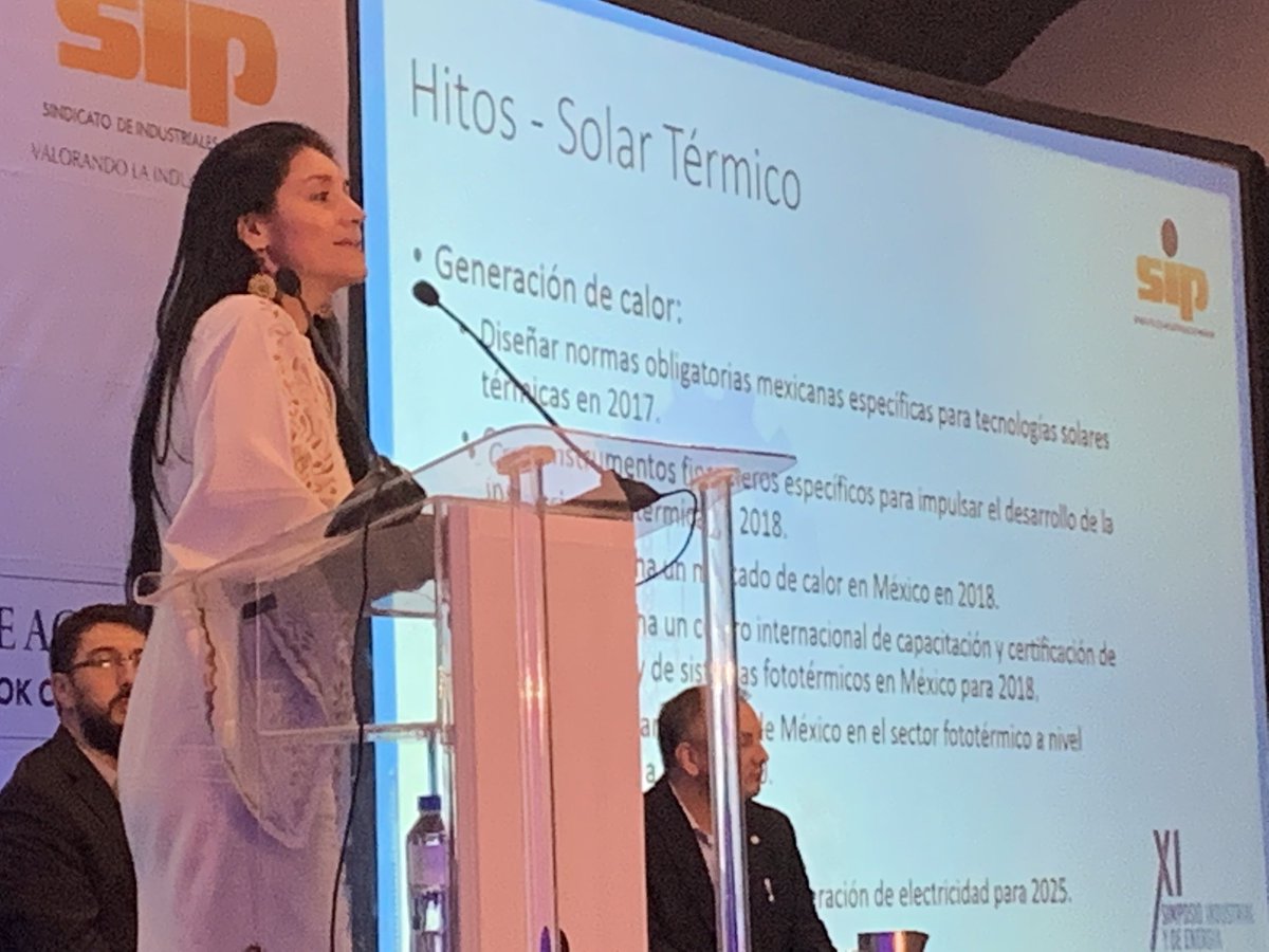 RosilenaLindoR's tweet photo. @kcedano  presentando los hitos de la tecnología solar térmica al sector industrial #termosolarpanama #solarizate @ONUMedioAmb @Secdeenergia @MiAmbientePma @utppanama @bancogeneral @GBCPanama https://t.co/VFCR721Y2Q