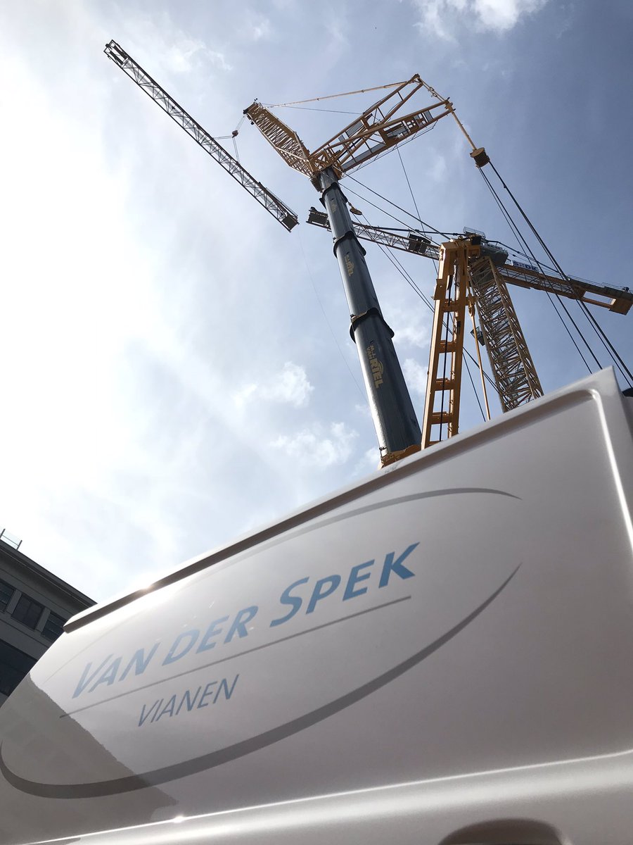 De opbouw van de <a href="/LH_Construction/">Liebherr Construction</a> 1000EC-H20/40 uit onze huurvloot in Eindhoven door onze #hoogbouwspecialisten vordert gestaagd deze middag.  

Bij Haasje Over dat door Stam + De Koning Bouw bv wordt gebouwd is ondertussen ook de giek compleet gemonteerd.