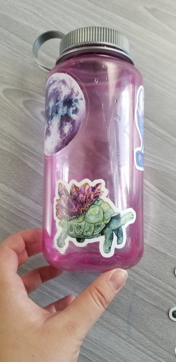 AndraMarieArt's tweet photo. New water bottle stickers of this guy up! I was keeping this art piece a secret but I'm too excited! Another Jeweled Creatures piece.
https://t.co/6bfhTRRvoq #ArtistOnTwitter #TortoisenotTurtle #crystal #stickera https://t.co/QX78w3ZDsZ