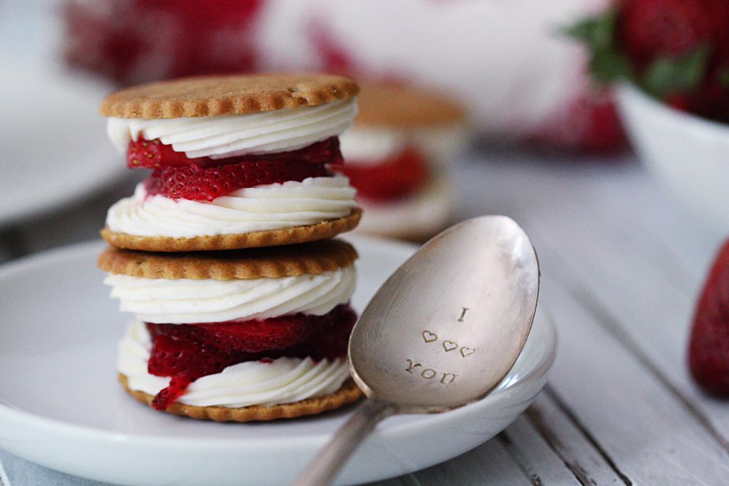 vcallag's tweet photo. Strawberry-Ginger Cheesecake Sandwiches
This snack is simple & elegant...perfect with a cup of tea!@castrawberries are nestled between a layer of lightly sweetened cream cheese & sandwiched between 2 thin ginger cookies.❤️🍓☕️#getsnackingchallenge #Strawberries #teatime https://t.co/mVbjVsGCgM