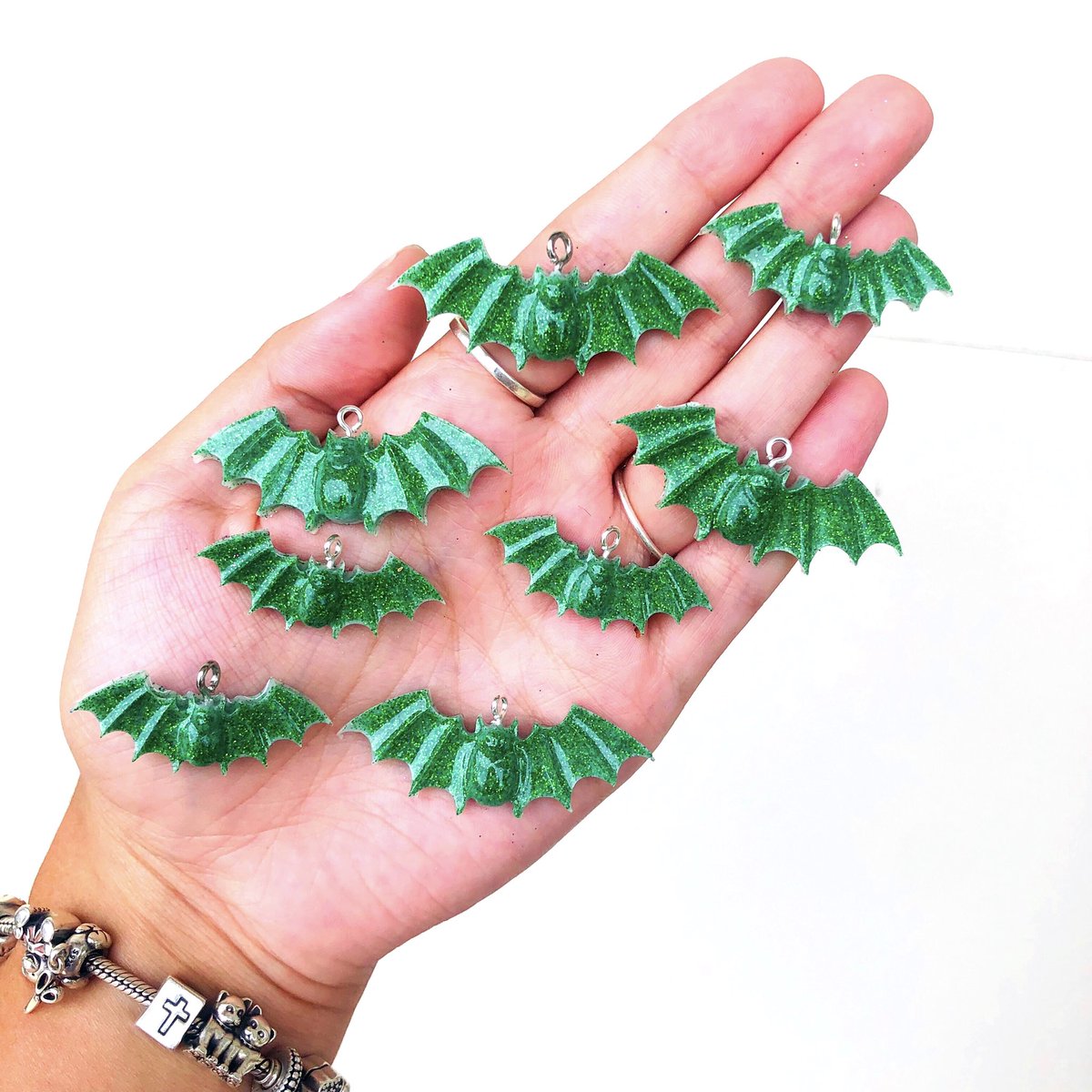 meownikaa's tweet photo. 💚 lets save the amazon together 💚

purchase a green bat &amp; help save the amazon today! together we can make a difference 💚

i will be donating 50% of profit made to Amazon Watch

I will be posting proof of my donation 💚

RT,SHARE,LIKE,SPREAD THE NEWS https://t.co/6CxPMhnhyC