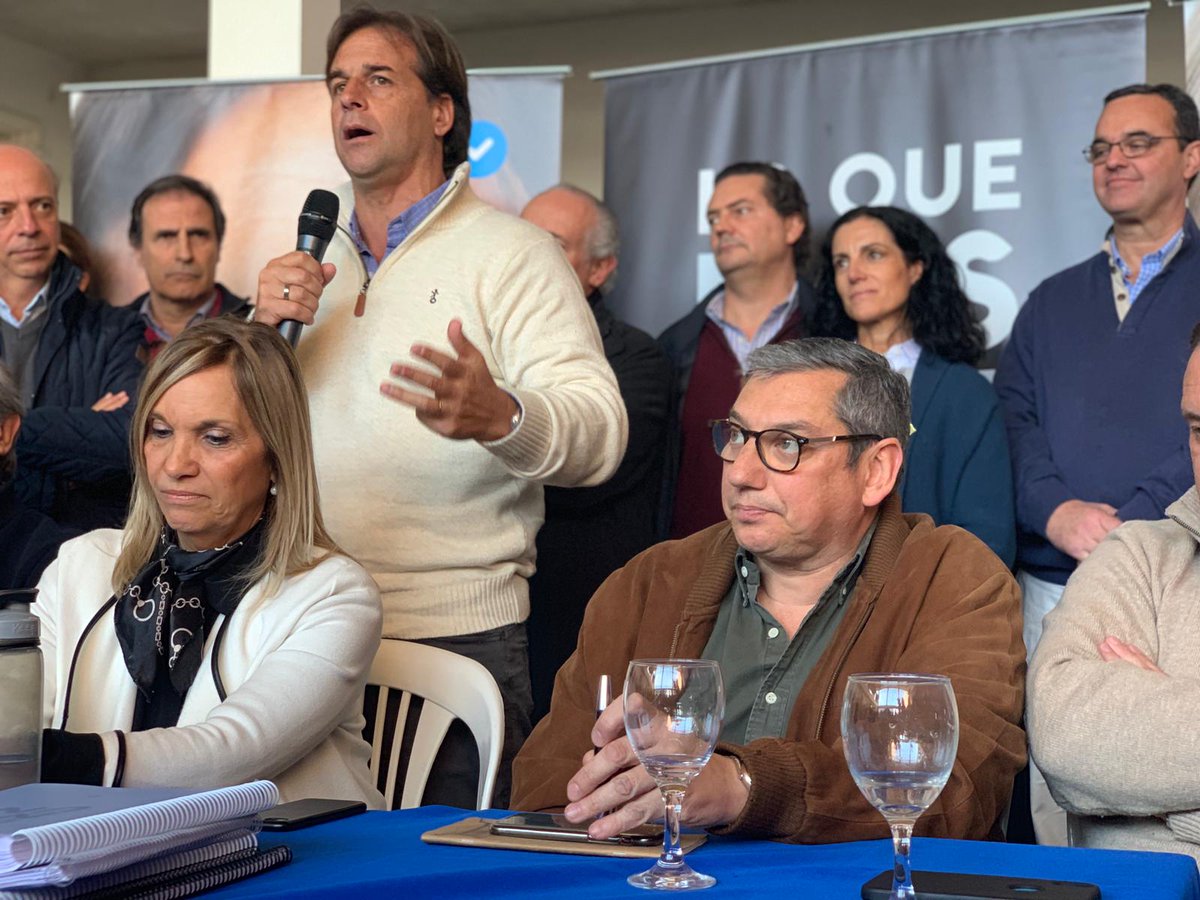 AndreaBrugman's tweet photo. @LuisLacallePou al país le está haciendo falta el sentido común, vinimos a conversar con la gente, empecemos a cambiar el chips vamos a tener que gobernar con todos los partidos políticos. Esta buscando alguien que no fracase y se la juegue por la gente https://t.co/aAuLMESxSA
