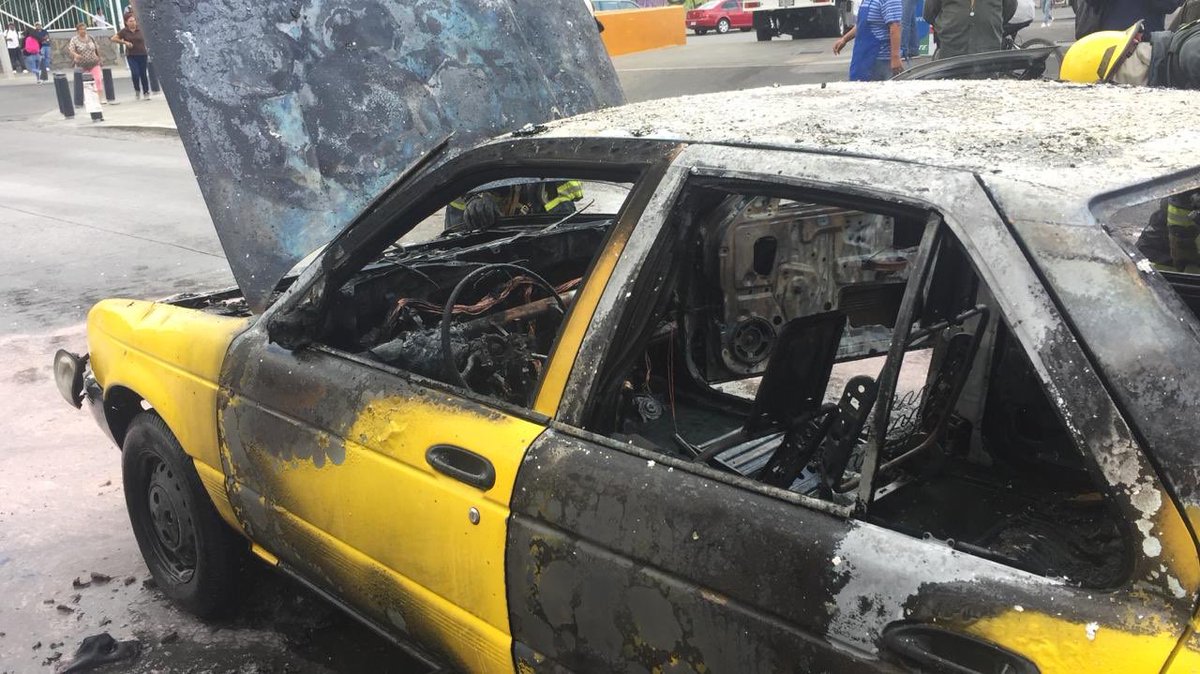 PCYBOMGDL's tweet photo. #Precaucuon atendemos incendio en vehículo sobre los cruces de la Av.R.Michel y  calle 5 de Febrero Col. San Carlos #PrecacucionEnLaZona https://t.co/iz81Lu1cft