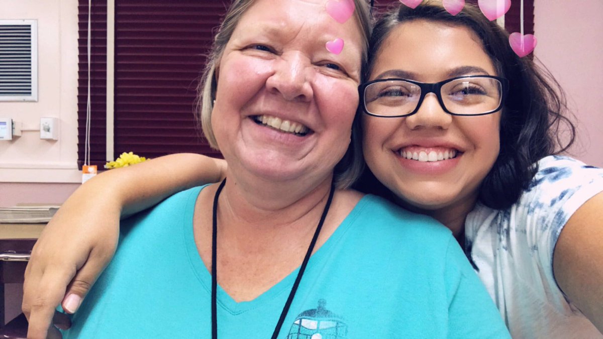 Hey_itsjuls's tweet image. My mom thinks it’s weird that we work together, I think it’s awesome 💗#lunchbreakdate