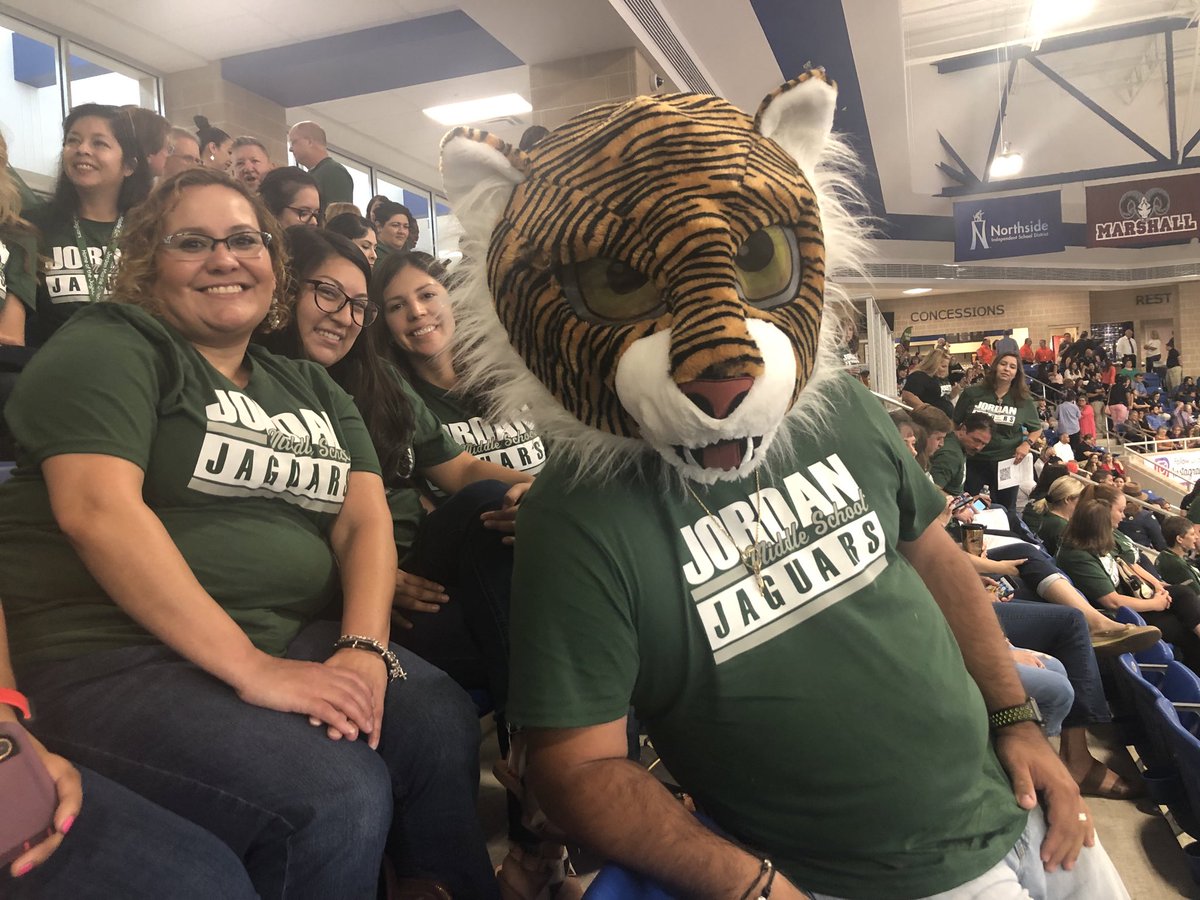 MsSolorzano4's tweet photo. Convocation Pep Rally #JordanMSLegends #RomerosRegulators #ConvoSelfie https://t.co/MHi2Y4V0wJ