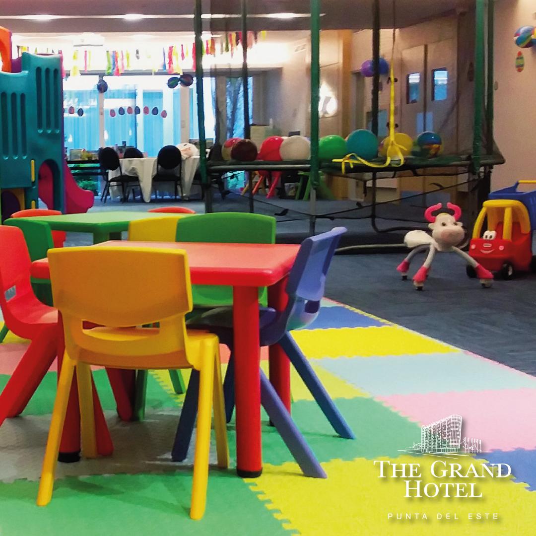 El #KidsClub está abierto de Lunes a Domingos de 10:00 a 20:00 hs. De 11:00 a 19:00 contamos con un equipo de #recreadores quienes se encargaran de hacer pasar un divertido momento a los más pequeños.