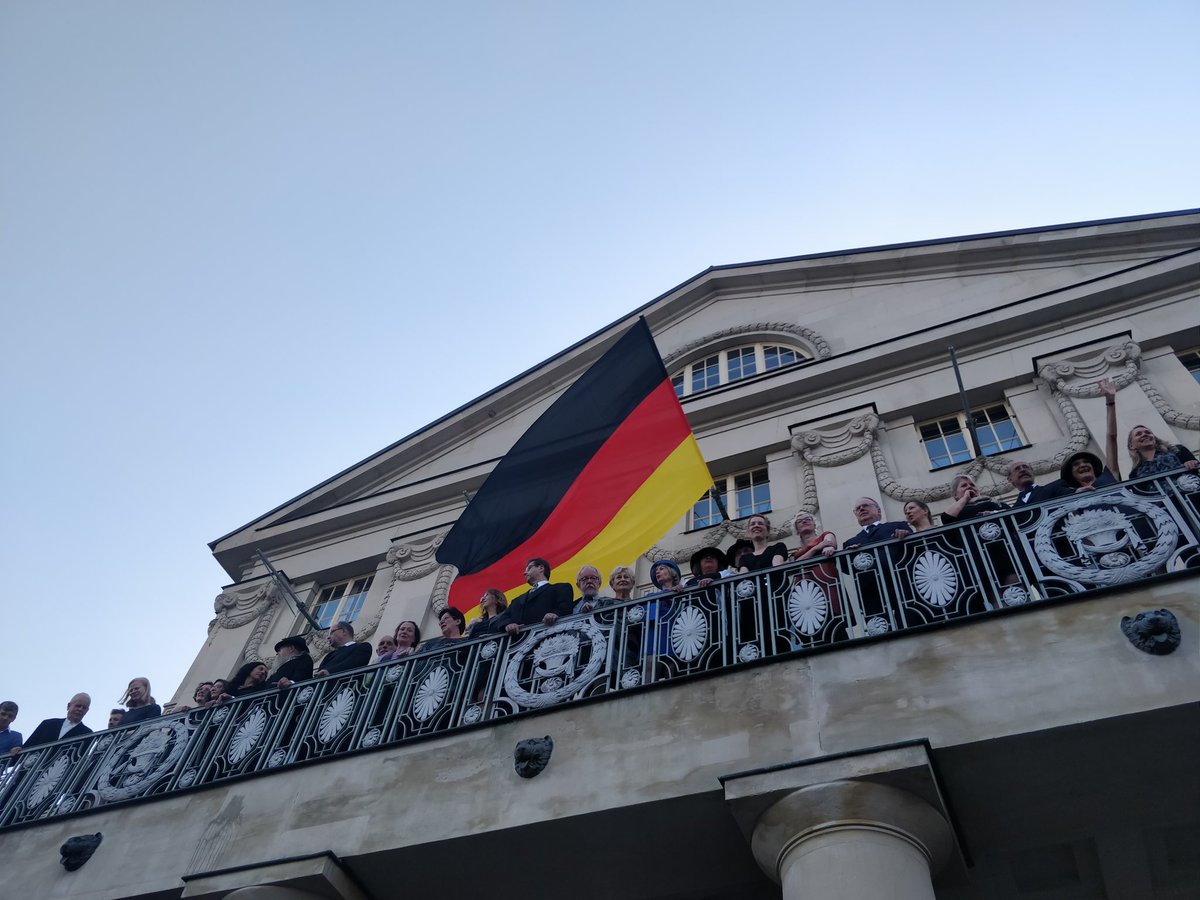 Vor 100 Jahren endete die Sitzungsperiode der verfassungsgebenden #Nationalversammlung. Zur Eröffnung des <a href="/WeimarKunstfest/">Kunstfest Weimar</a> wurden die Fotos des Auszugs aus dem Deutschen Nationaltheater mit hunderten Weimarer BürgerIinnen vor dem @dntweimar nachgestellt.
#100JahreWRV